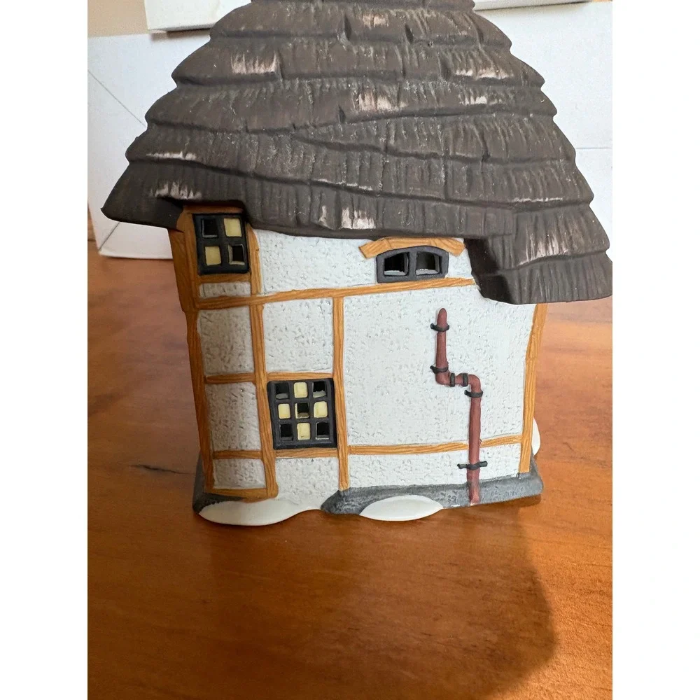 Department 56 Dickens Village OS Cottage Multicolor Mr & Mrs Pickle 5824-6